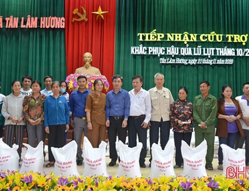 BAN HỘ TỰ CHÙA HANG TRAO 200 SUẤT QUÀ CHO NGƯỜI DÂN VÙNG LŨ HÀ TĨNH